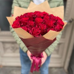 Букет из красных роз длиной 50 см в декоративной бумаге